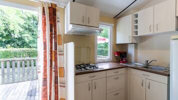 Réfrigérateur, micro-ondes, plaque de cuisson, cafetiÚre/bouilloire