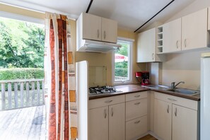 Fridge, microwave, stovetop, coffee/tea maker - Mobile Home 'Le Noyer' with Shared Pool, Private Terrace and Private Garden (Saint-Pompon)