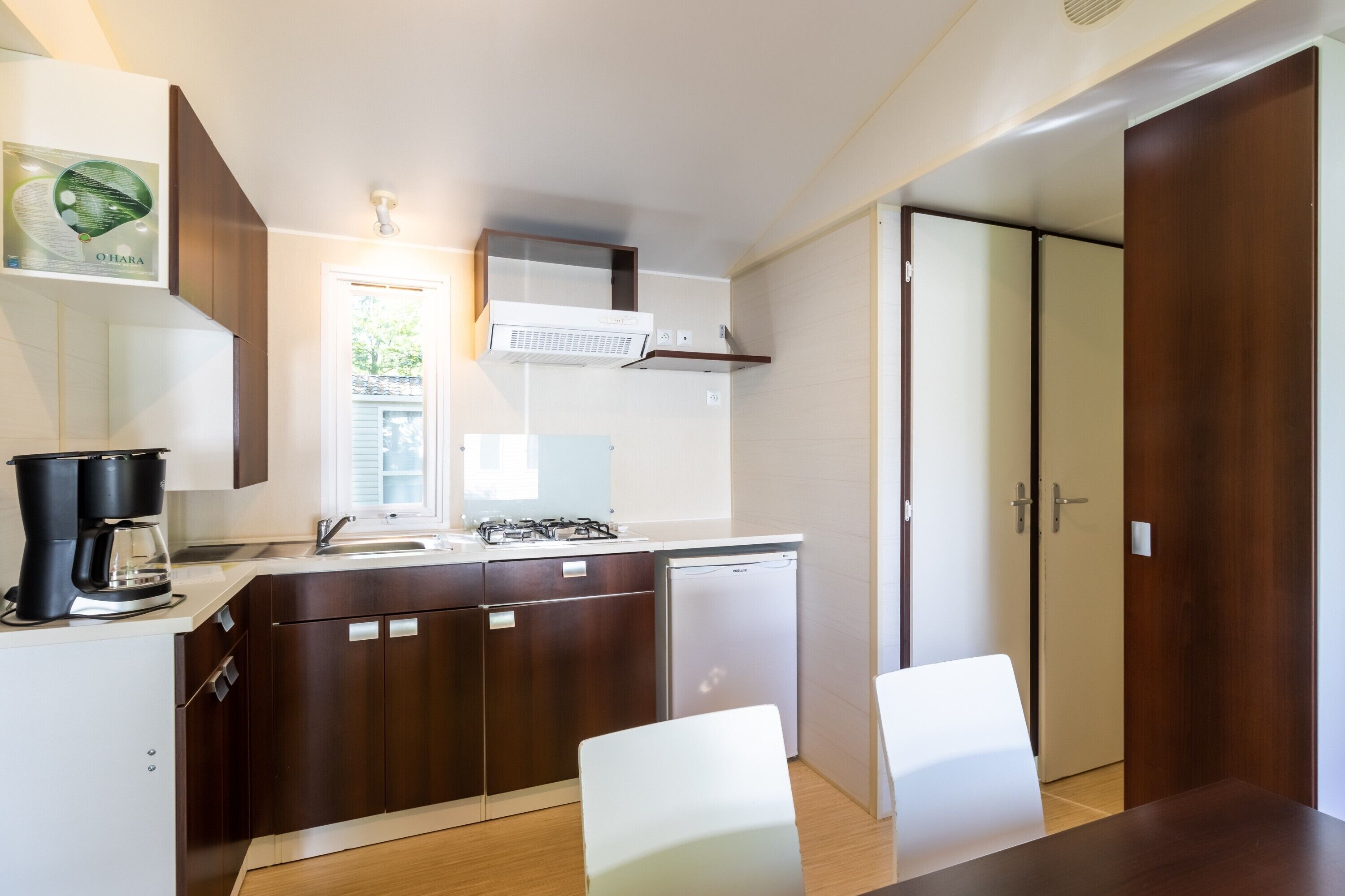 Réfrigérateur, micro-ondes, plaque de cuisson, cafetière/bouilloire