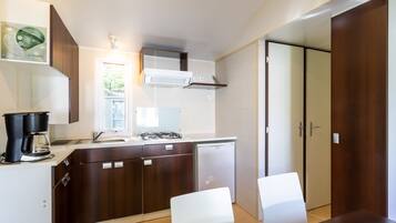 Réfrigérateur, micro-ondes, plaque de cuisson, cafetiÚre/bouilloire