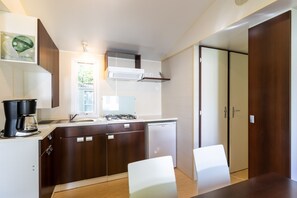 Refrigerador, microondas, parrilla de estufa y cafetera y tetera 