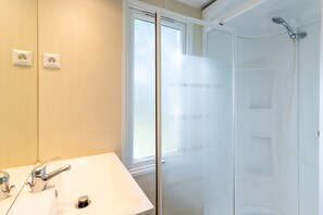 Shower - Mobile Home 'Du Soleil' with Shared Pool, Private Terrace and Wi-Fi (Saint-Pompon)