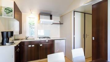 Geladeira, micro-ondas, cooktop, cafeteira/chaleira