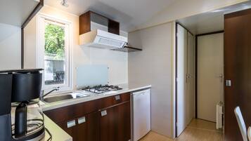 Réfrigérateur, micro-ondes, plaque de cuisson, cafetiÚre/bouilloire