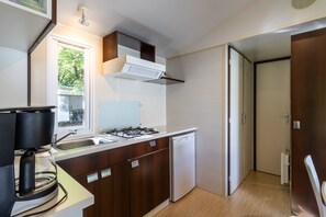 Refrigerador, microondas, parrilla de estufa y cafetera y tetera 