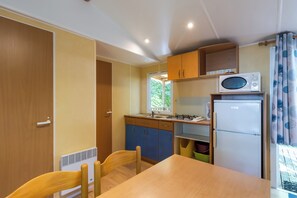 Køleskab, mikrobølgeovn, kogeplade, kaffe-/temaskine