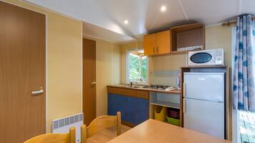 Réfrigérateur, micro-ondes, plaque de cuisson, cafetiÚre/bouilloire