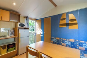 Réfrigérateur, micro-ondes, plaque de cuisson, cafetière/bouilloire