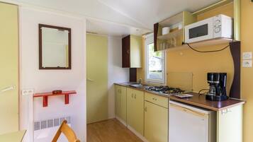 Fridge, microwave, stovetop, coffee/tea maker