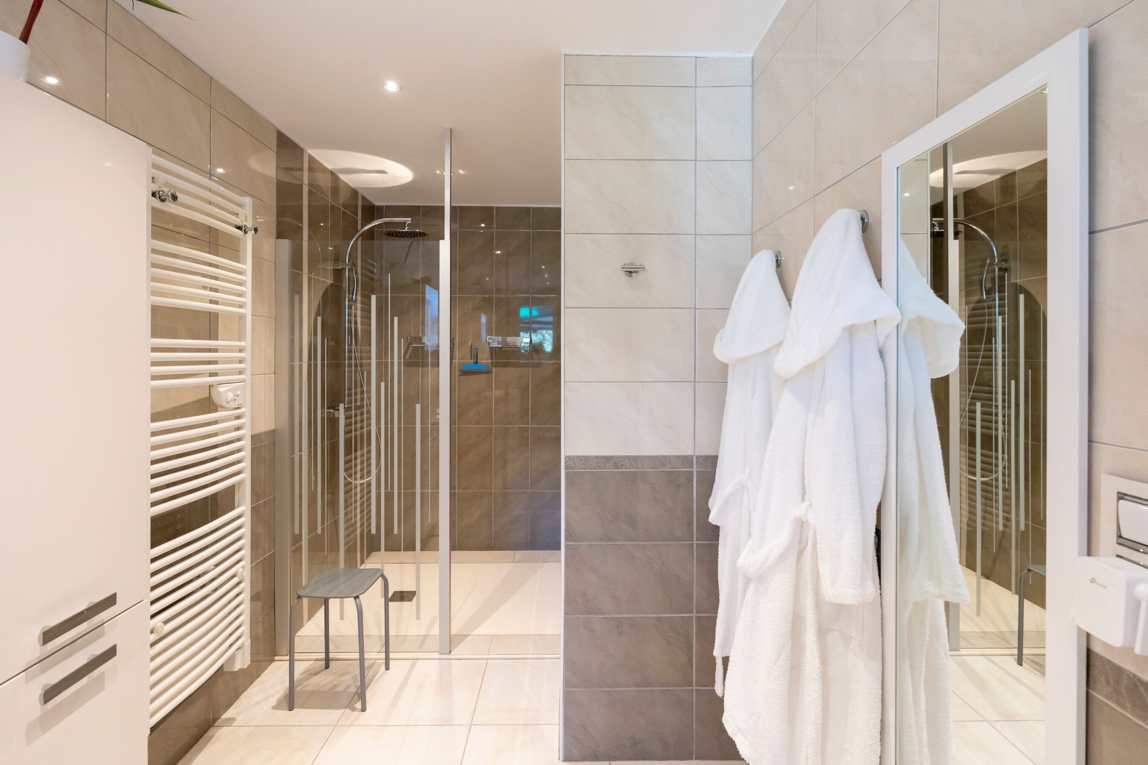 Douche, sèche-cheveux, serviettes fournies