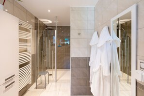 Suihku, hiustenkuivaaja, pyyhkeet