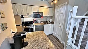 Standard Apartment, 2 Bedrooms, Balcony, Mountain View | Private kitchen