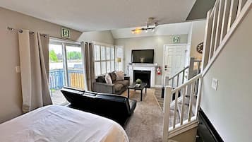 Standardlejlighed - 2 soveværelser - balkon - bjergudsigt | Opholdsområde | 43-tommers fladskærms-tv med kabelkanaler, pejs