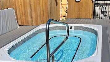 Een seizoensgebonden buitenzwembad