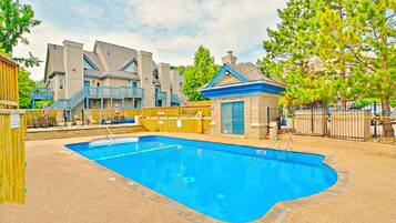 Sæsonbestemt udendørs pool