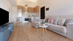 Ein modernes Wohnzimmer mit einer Couch, einem Couchtisch und einem TV-Schrank.