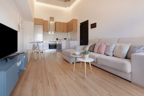Ein modernes Wohnzimmer mit einer Couch, einem Couchtisch und einem TV-Schrank.