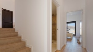 Eine Treppe führt zu einem Schlafzimmer mit Blick.