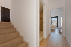 Eine Treppe führt zu einem Schlafzimmer mit Blick.