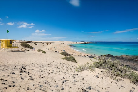 Beach nearby. Vacation 'Casa Trisca Corralejo' with Sea View, Private Terrace and Wi-Fi