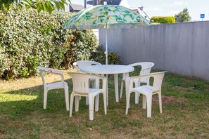 Outdoor dining - Holiday Home 'Ty Porz Mouzic' with Sea View, Private Garden and Wi-Fi (Trégunc)