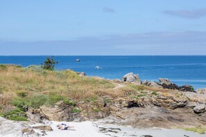 A coastal landscape with rocky terrain, a sandy beach, and the ocean. - Holiday Home 'Ty Porz Mouzic' with Sea View, Private Garden and Wi-Fi (Trégunc)