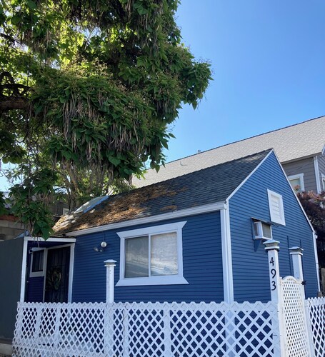 Charming 2-bedroom cottage in lovely downtown Weaverville with WiFi, AC