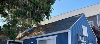 Charming 2-bedroom cottage in lovely downtown Weaverville with WiFi, AC