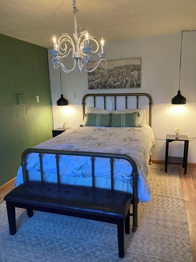 Charming 2-bedroom cottage in lovely downtown Weaverville with WiFi, AC