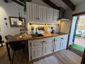 Jääkaappi, mikroaaltouuni, liesi, vedenkeitin