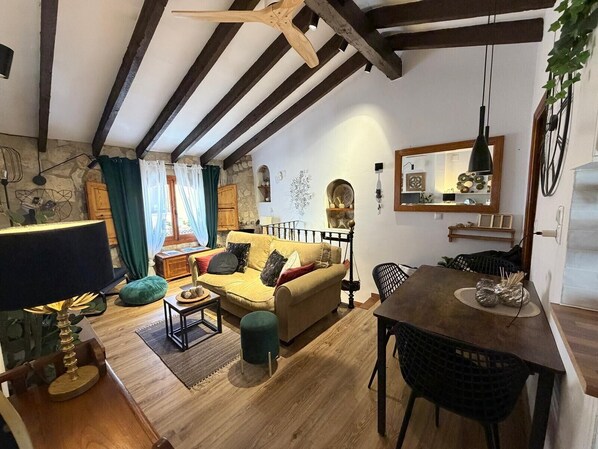 Una sala de estar acogedora con sofá, mesa de centro y comedor.