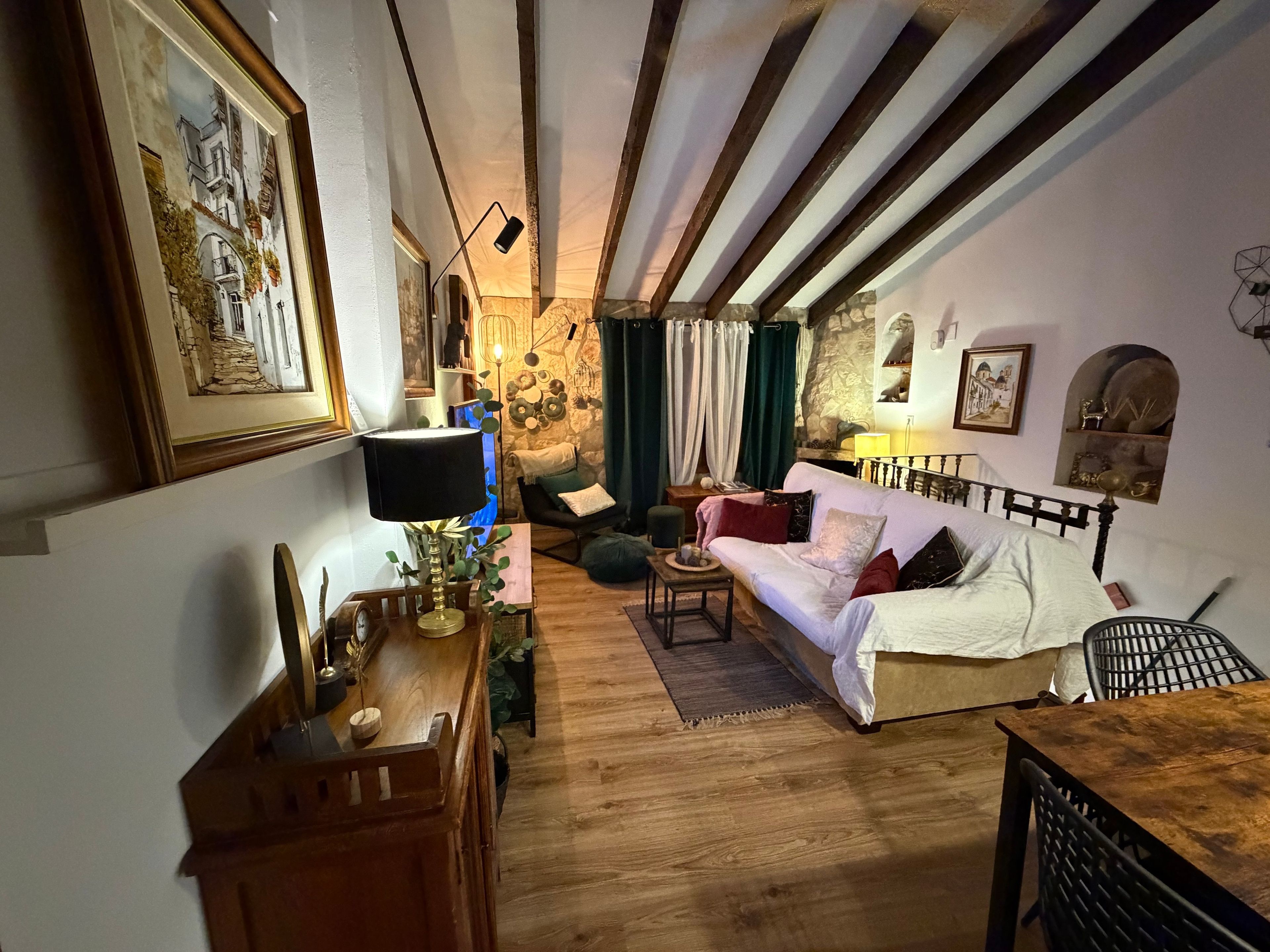 Ein gemütliches Zimmer mit Bett, Schreibtisch, Stuhl und Lampe.