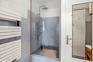 Dusche, Haartrockner, Handtücher