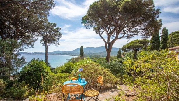 A table with chairs and a view of the sea. - Room 'Bagaud' with Sea View, Shared Terrace and Wi-Fi (La Croix-Valmer)