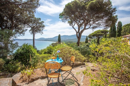 Outdoor dining. Room 'Bagaud' with Sea View, Shared Terrace and Wi-Fi