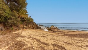 A beach with a clear sky, sandy shore, and rocky outcrops. - Room 'Bagaud' with Sea View, Shared Terrace and Wi-Fi (La Croix-Valmer)