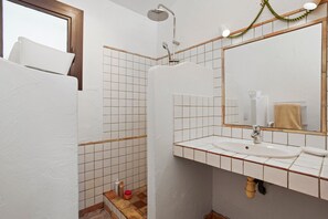 Dusj, hårføner og håndklær