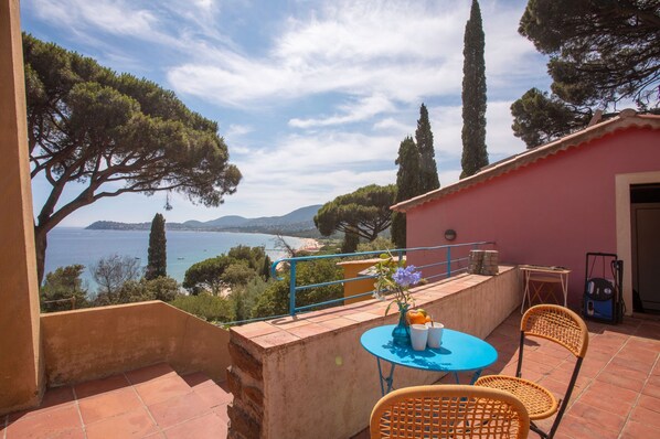 Outdoor dining - Room 'Port-Cros' with Sea View, Shared Terrace and Wi-Fi (La Croix-Valmer)