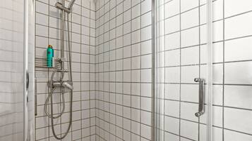 Douche, sĂšche-cheveux, serviettes fournies