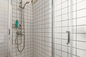 Chuveiro, secador de cabelo, toalhas de banho 