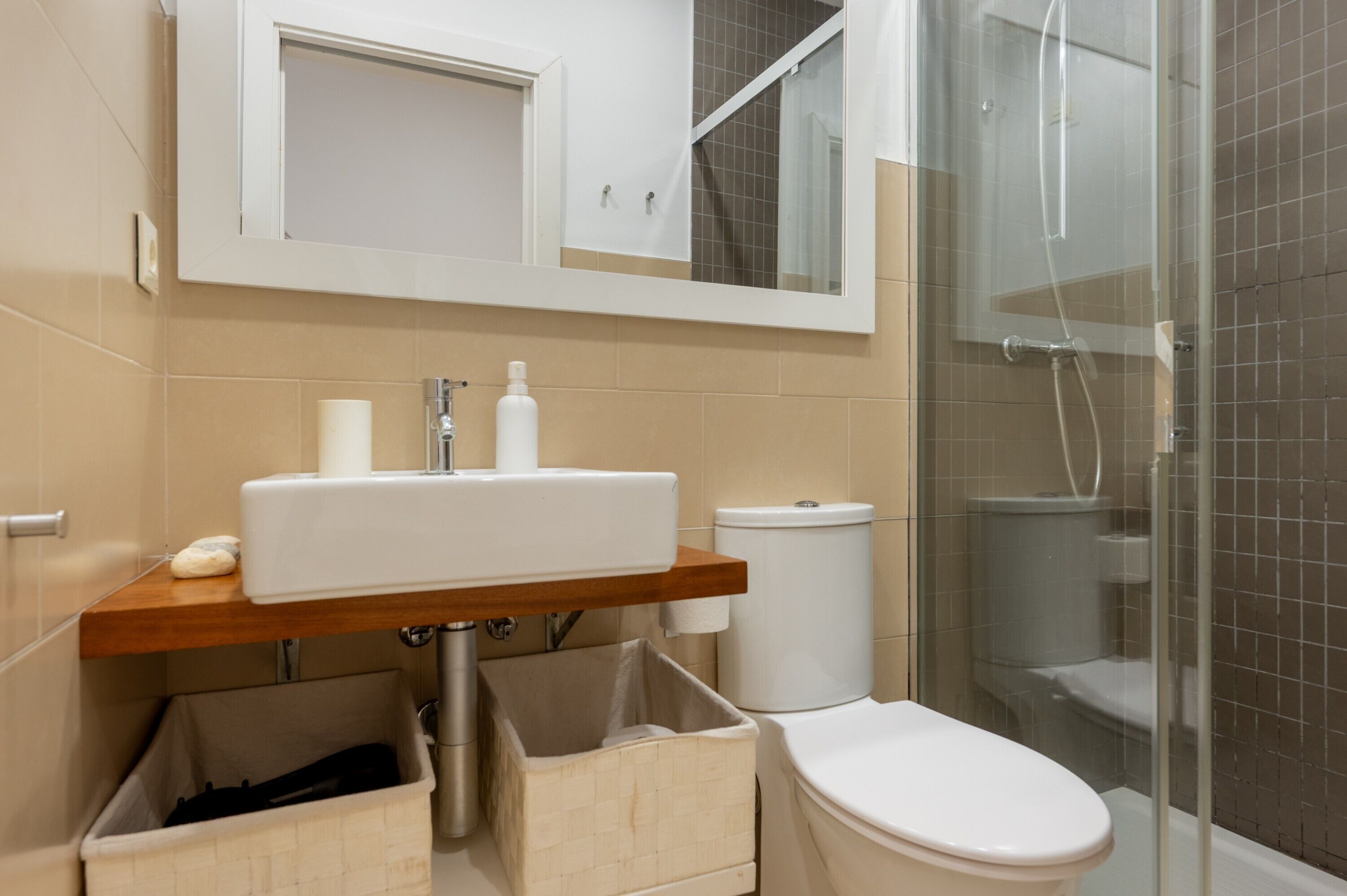 Een douche, een haardroger, handdoeken
