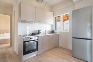 Fridge, oven, stovetop, coffee/tea maker - Apartment 'Almyra' with Sea View, Wi-Fi and Air Conditioning (Lefkada)