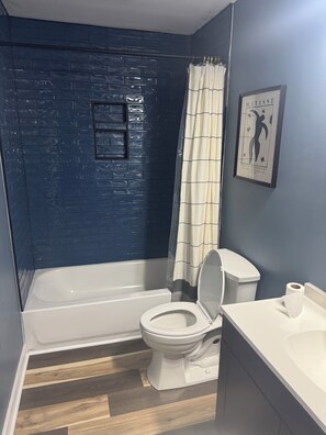 Regadera, toallas, jabón, papel de baño 