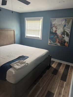 4 bedrooms, iron/ironing board, WiFi, bed sheets