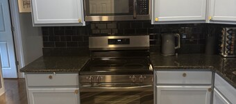 4-bedroom house, WiFi, AC in Bowling Green located less than 1/2 mile from WKU