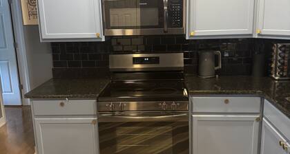 4-bedroom house, WiFi, AC in Bowling Green located less than 1/2 mile from WKU