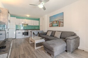 TV - Vacation 'Colina Blanca Sunset View' with Sea View, Shared Pool and Wi-Fi (Costa Adeje)