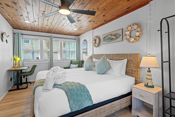 3 bedrooms, desk, iron/ironing board, travel crib - Sun•Fun•S’mores! Game Room•Hot Tub•Outdoor Games•3 Min Walk To Beach (St. Augustine)