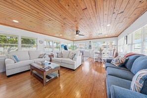 Smart TV, foosball - Sun•Fun•S’mores! Game Room•Hot Tub•Outdoor Games•3 Min Walk To Beach (St. Augustine)