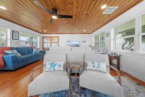 Smart TV, foosball - Sun•Fun•S’mores! Game Room•Hot Tub•Outdoor Games•3 Min Walk To Beach (St. Augustine)